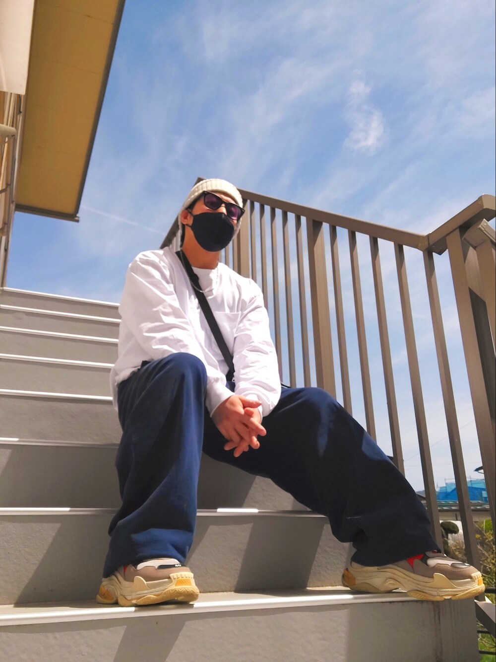 ブルー系のスウェットパンツ、その他のスニーカー、ホワイト系のTシャツ/カットソーを着用したメンズの春コーディネートの2枚目の写真