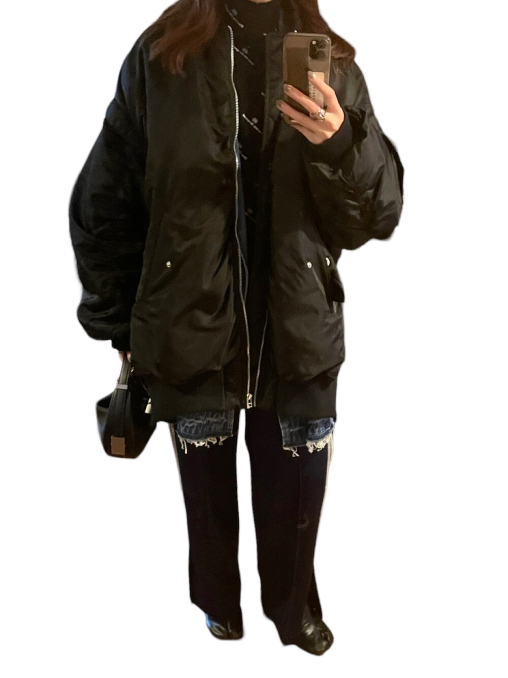 ブルー系のテーラードジャケット、ブラック系のTシャツ/カットソー、ブルー系のその他パンツを着用したレディースの秋コーディネートの2枚目の写真