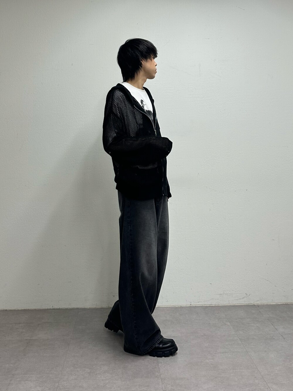 ブラック系のパーカー、ホワイト系のTシャツ/カットソー、ブラック系のデニムパンツを着用したメンズの夏コーディネートの2枚目の写真