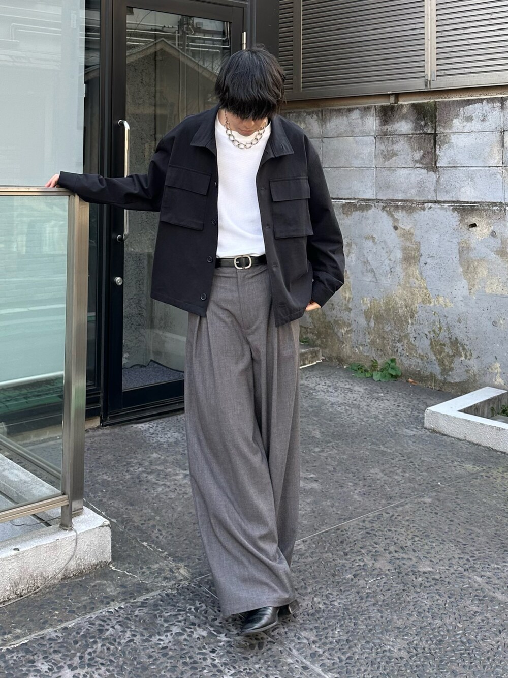 ブラック系のその他アウター、ブラック系のベルトを着用したメンズの冬コーディネートの3枚目の写真