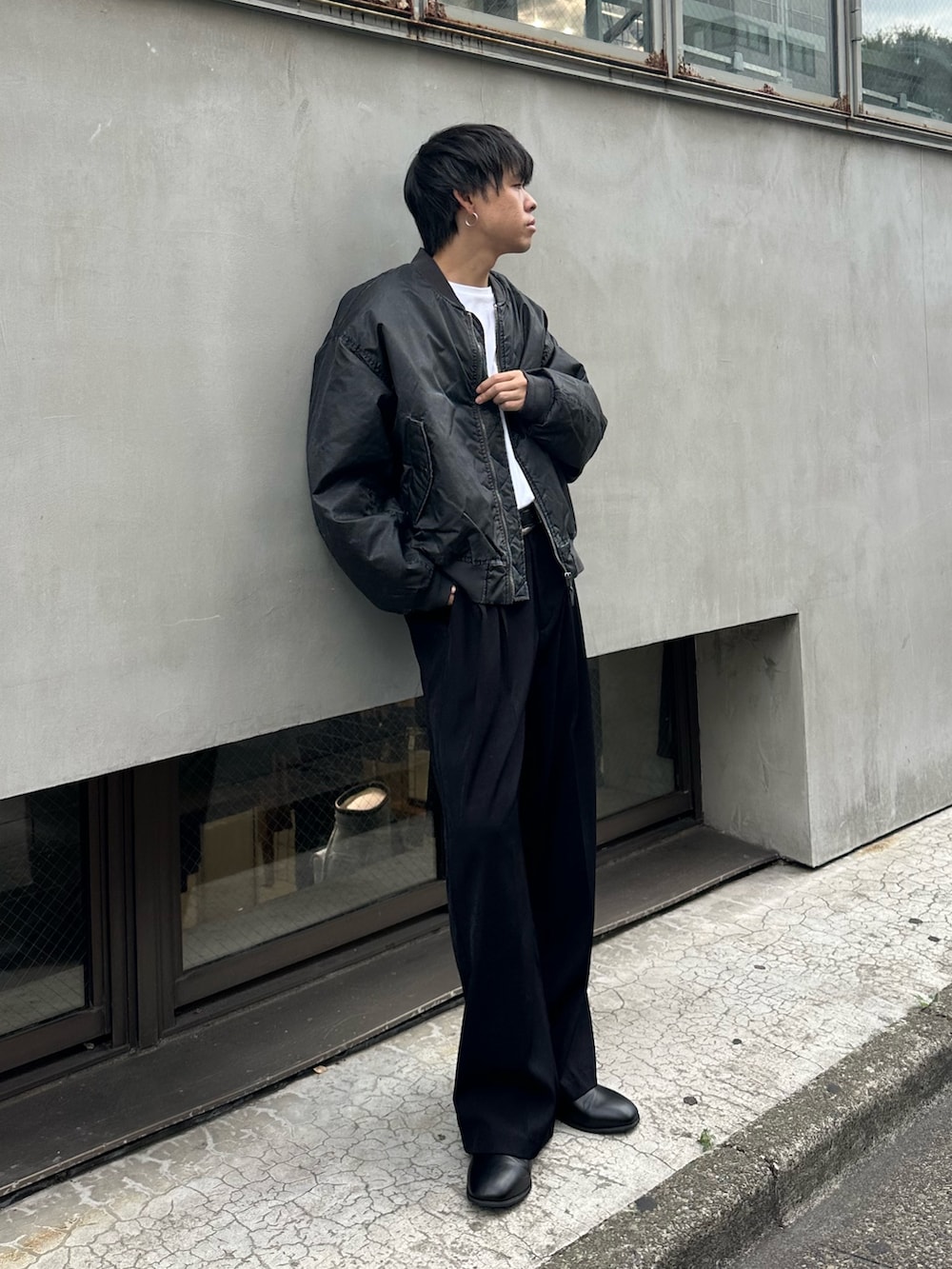ブラック系のブルゾン、ブラック系のスラックス、ブラック系のベルトを着用したメンズの秋コーディネートの5枚目の写真