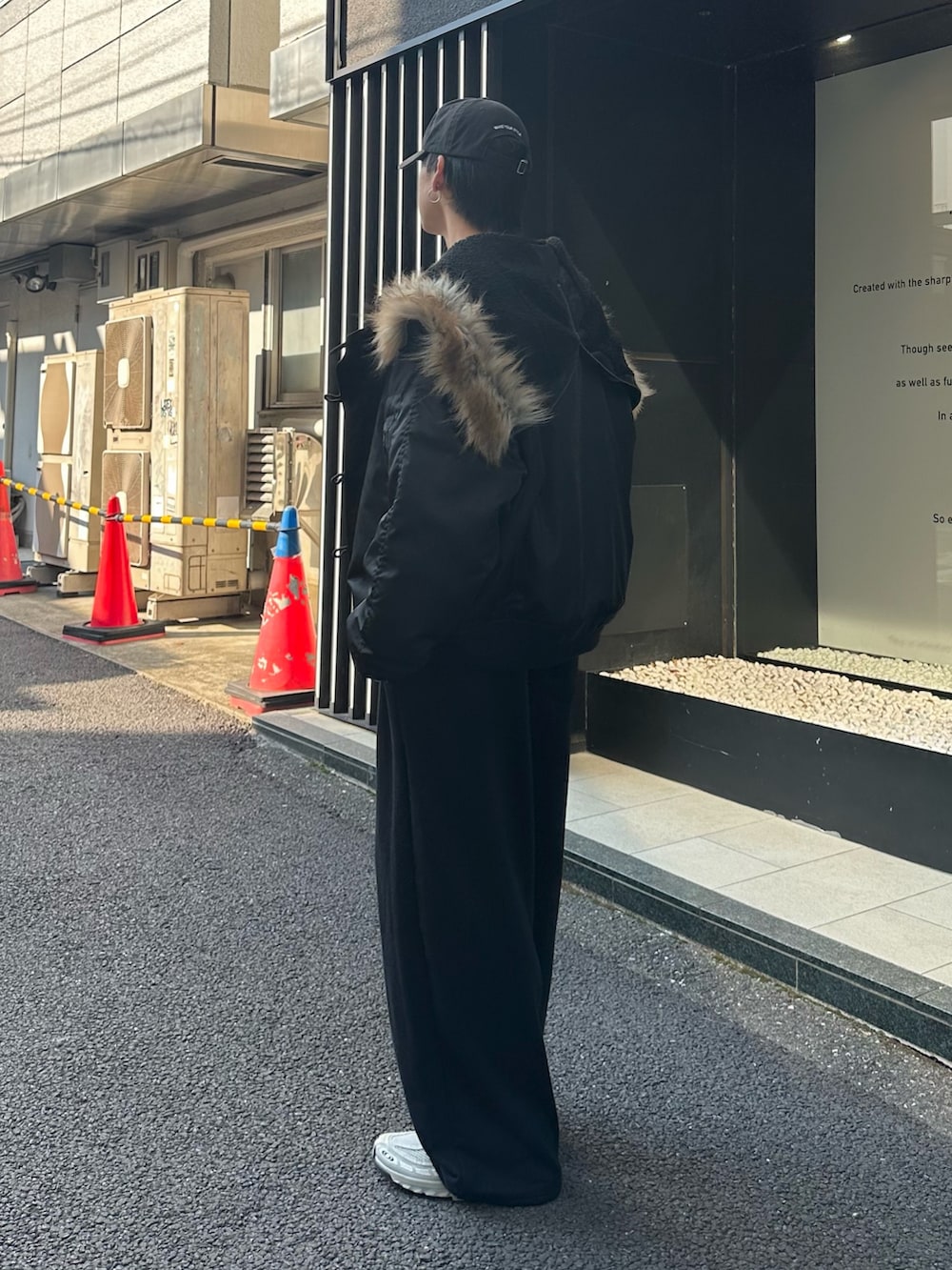 ブラック系のその他アウター、ブラック系のスウェットパンツ、ブラック系のキャップを着用したメンズの秋コーディネートの2枚目の写真