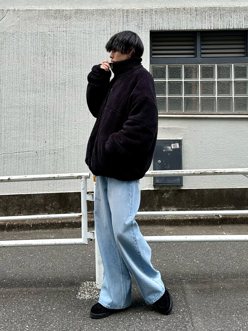 ブラック系のジャケット/アウター、ホワイト系のスウェット、ブルー系のデニムパンツを着用したメンズの冬コーディネートの2枚目の写真