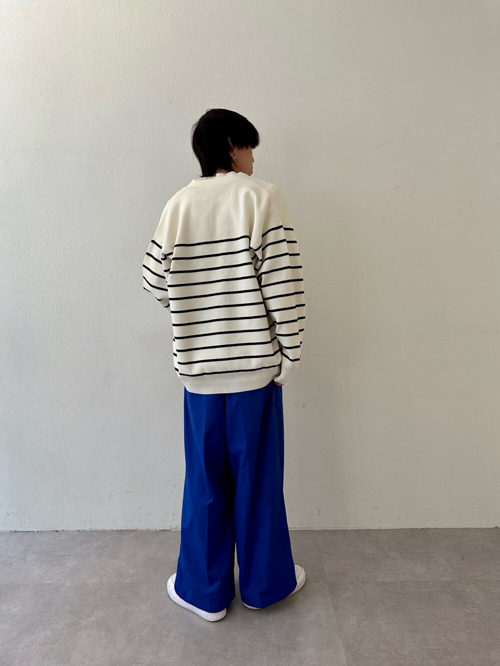 ホワイト系のカーディガン/ボレロ、ブルー系のその他パンツを着用したメンズの春コーディネートの3枚目の写真