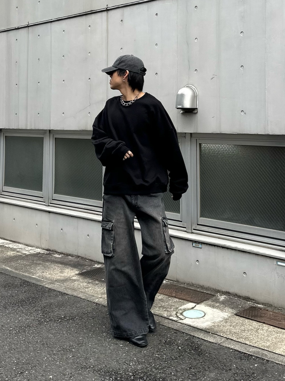 ブラック系のスウェット、ブラック系のデニムパンツを着用したメンズの秋コーディネートの3枚目の写真