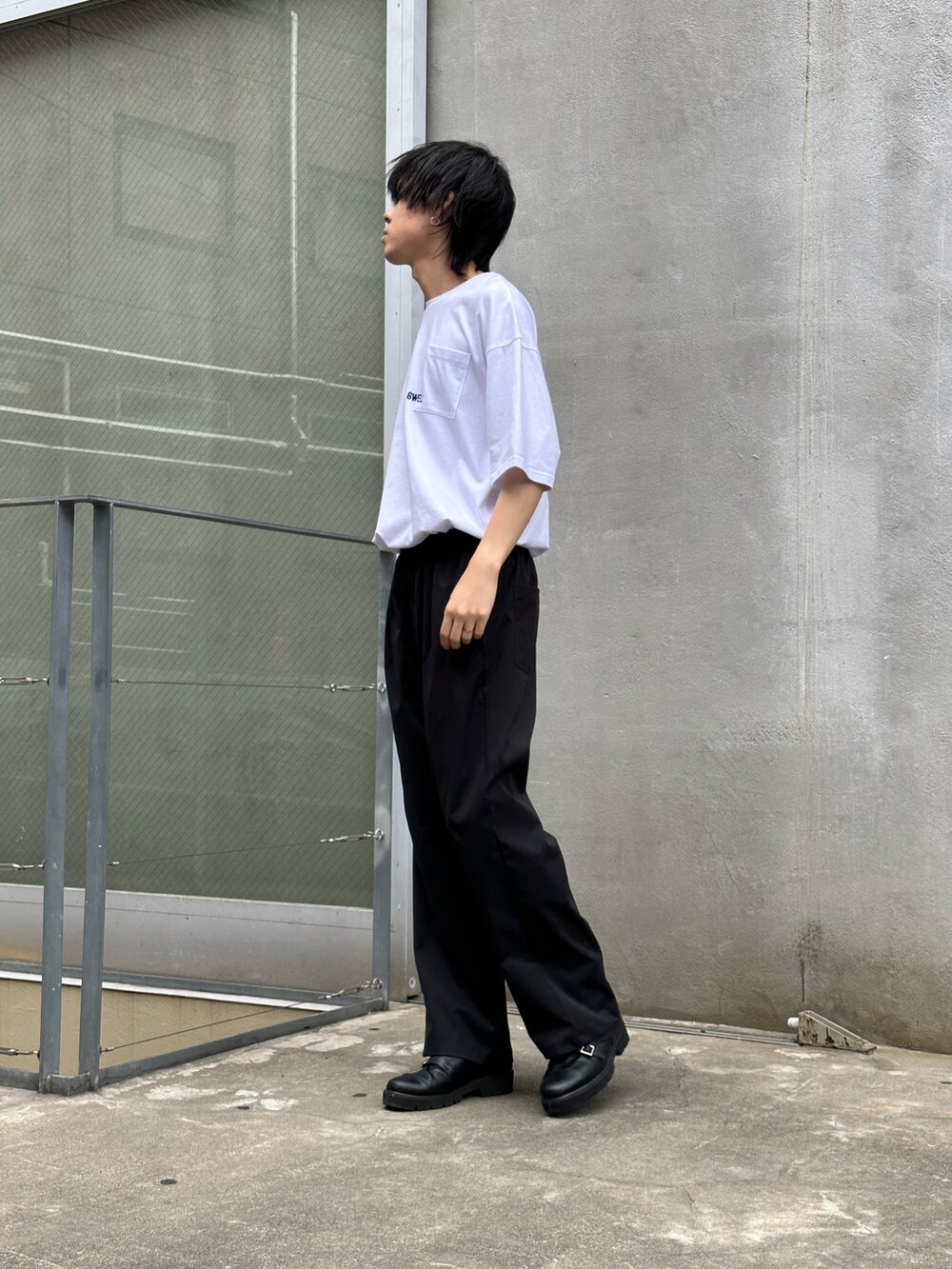 ホワイト系のTシャツ/カットソー、ブラック系のその他パンツを着用したメンズの夏コーディネートの2枚目の写真