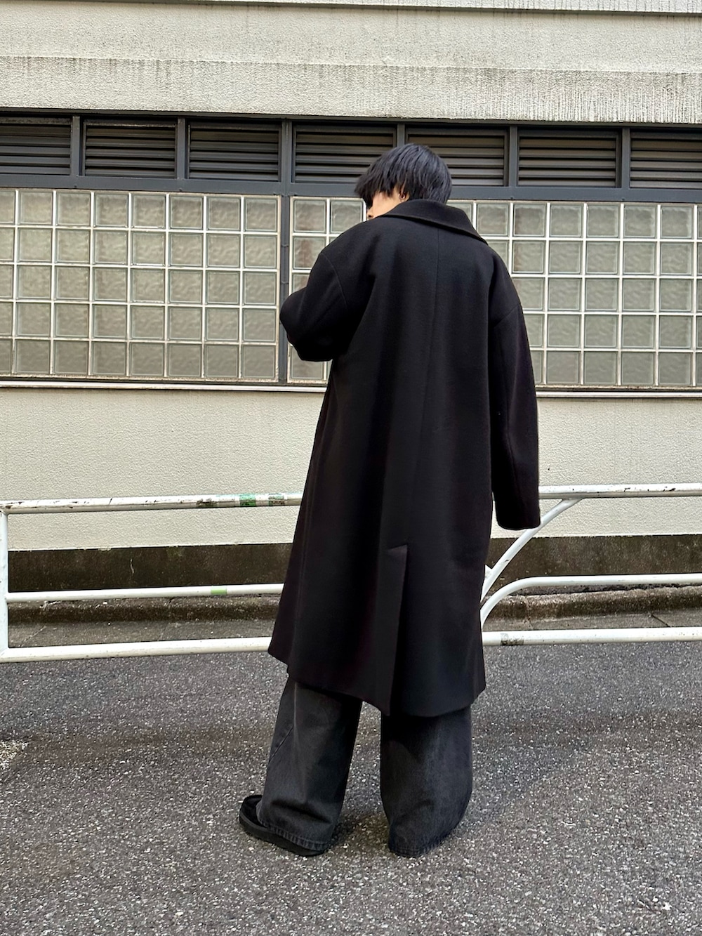 ブラック系のその他アウター、ブルー系のカーディガン/ボレロ、グレー系のTシャツ/カットソーを着用したメンズの秋コーディネートの3枚目の写真