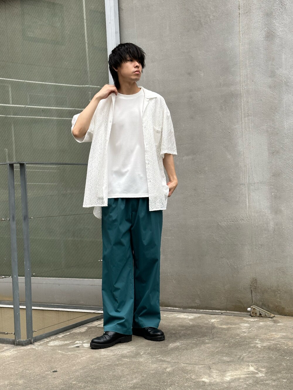 ホワイト系のシャツ/ブラウス、グリーン系のその他パンツを着用したメンズの夏コーディネートの2枚目の写真