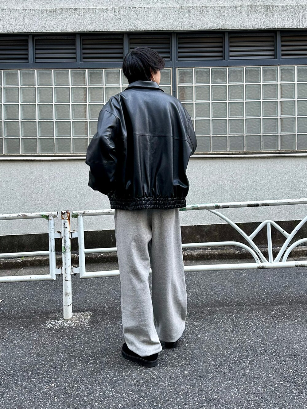ブラック系のブルゾン、グレー系のスウェット、グレー系のスウェットパンツを着用したメンズの冬コーディネートの3枚目の写真
