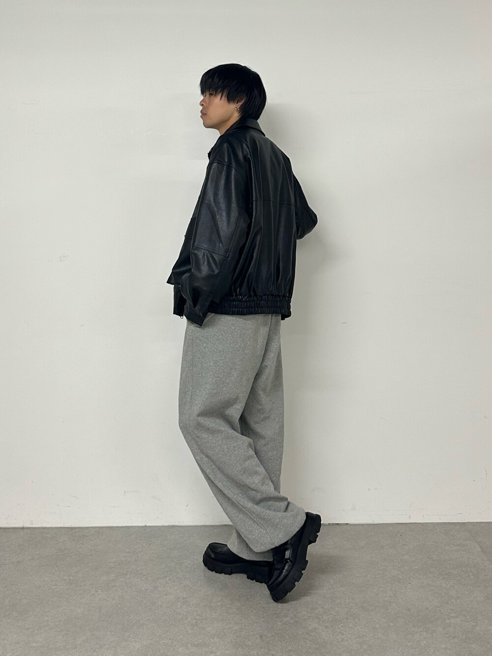 ブラック系のブルゾン、グレー系のスウェットパンツ、ブラック系のTシャツ/カットソーを着用したメンズの秋コーディネートの2枚目の写真