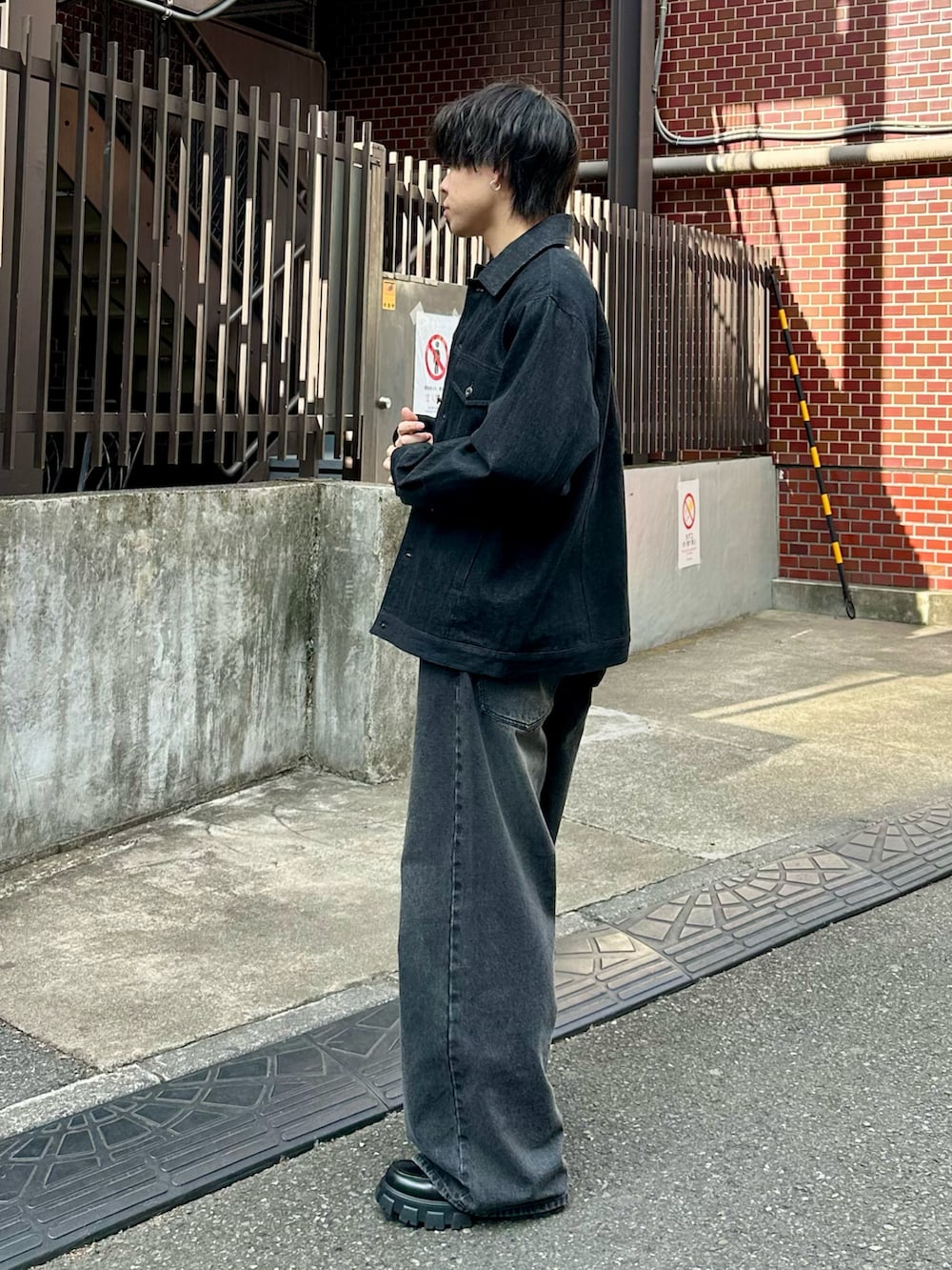 ブラック系のデニムジャケット、ブラック系のTシャツ/カットソー、ブラック系のデニムパンツを着用したメンズの冬コーディネートの2枚目の写真
