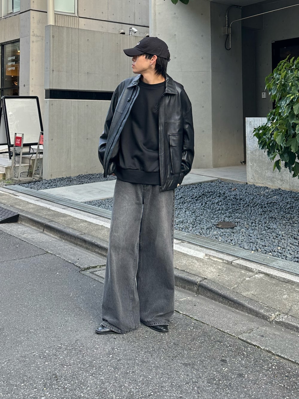 ブラック系のTシャツ/カットソー、ブラック系のデニムパンツ、ブラック系のブルゾンを着用したメンズの秋コーディネートの3枚目の写真