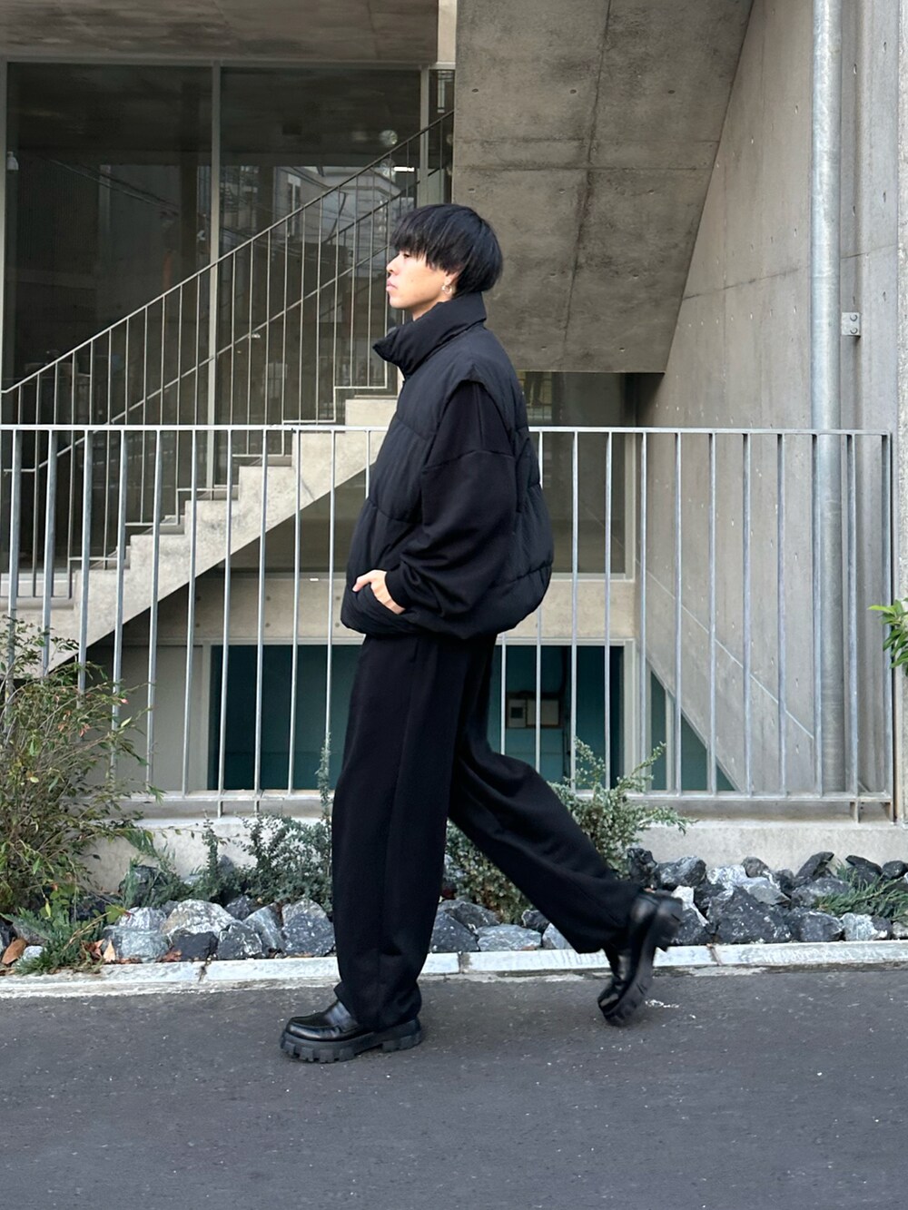 ブラック系のダウンベスト、ブラック系のスウェット、ブラック系のスウェットパンツを着用したメンズの秋コーディネートの3枚目の写真