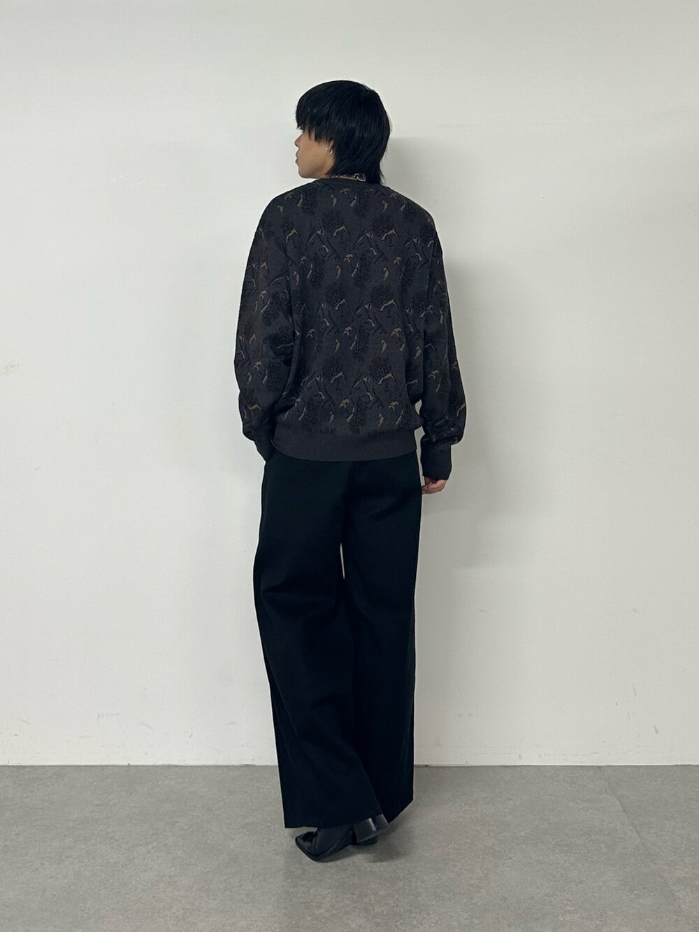 グレー系のニット/セーター、ブラック系のその他パンツを着用したメンズの秋コーディネートの3枚目の写真