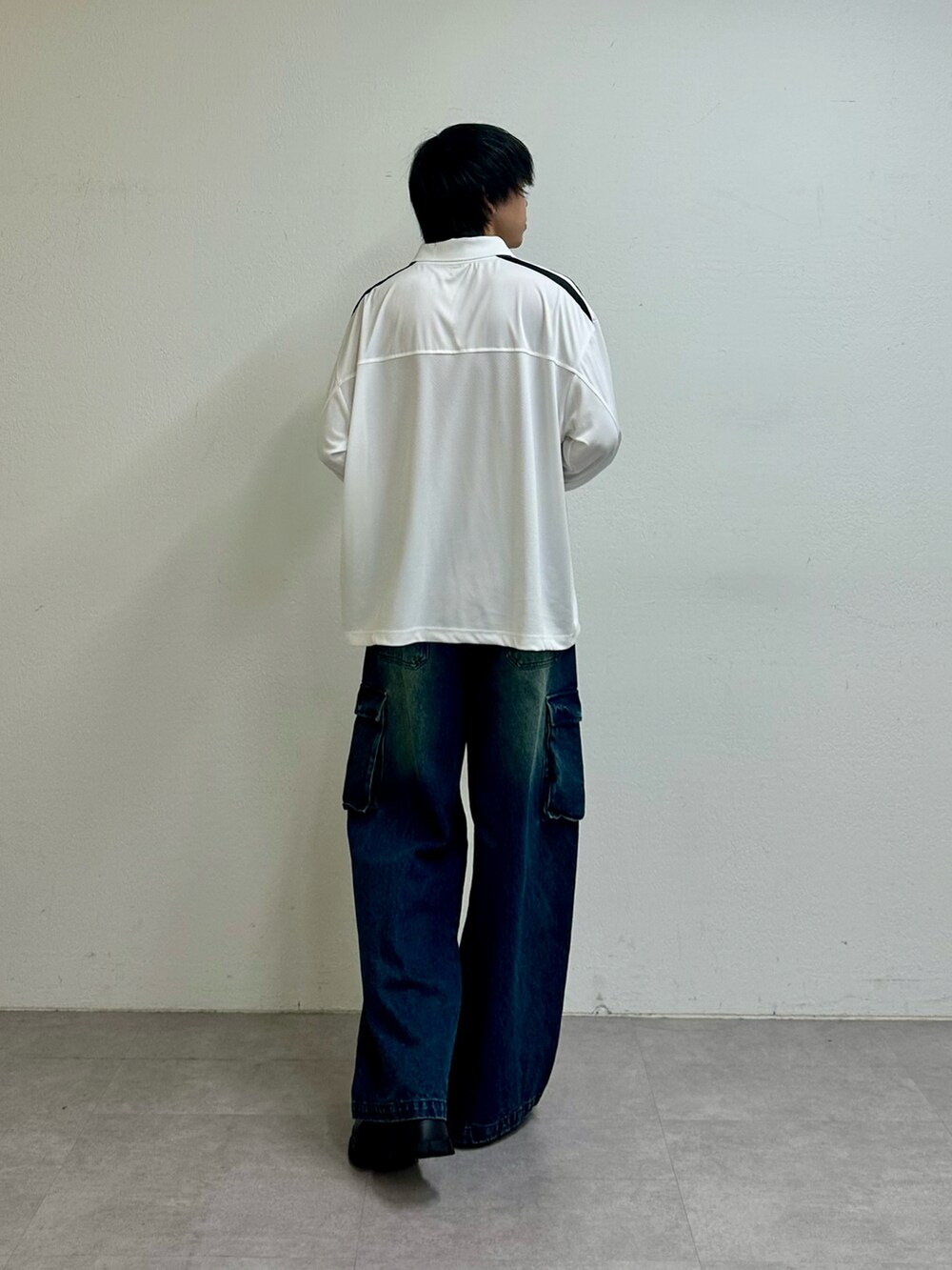 ホワイト系のTシャツ/カットソー、ブルー系のデニムパンツを着用したメンズの夏コーディネートの3枚目の写真