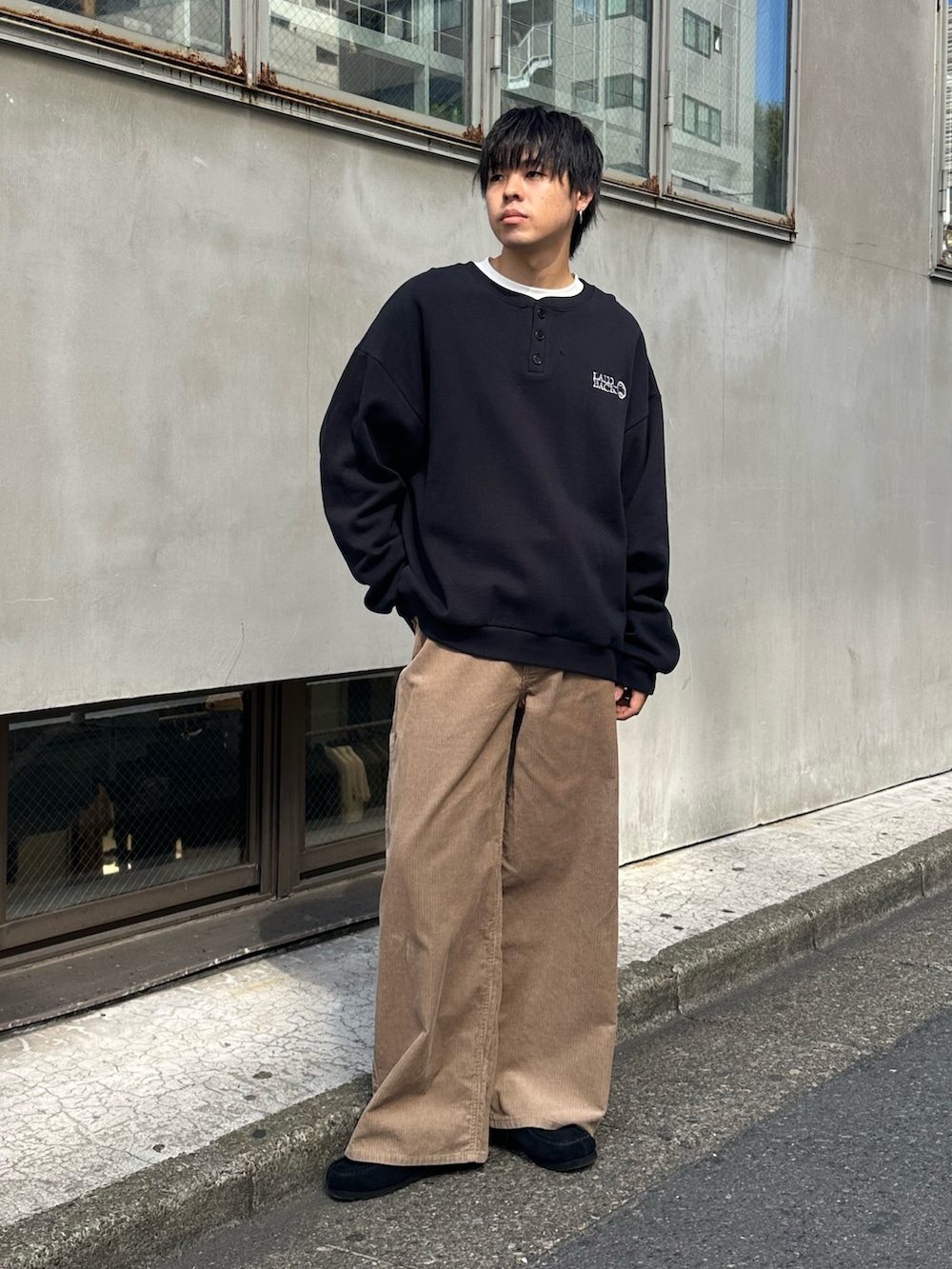 ブラック系のスウェット、ベージュ系のその他パンツを着用したメンズの秋コーディネートの2枚目の写真