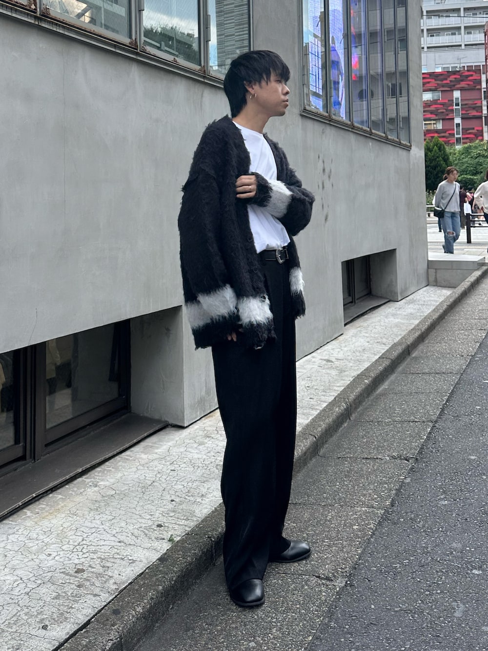 ブラック系のスラックス、ブラック系のカーディガン/ボレロ、ブラック系のベルトを着用したメンズの秋コーディネートの4枚目の写真