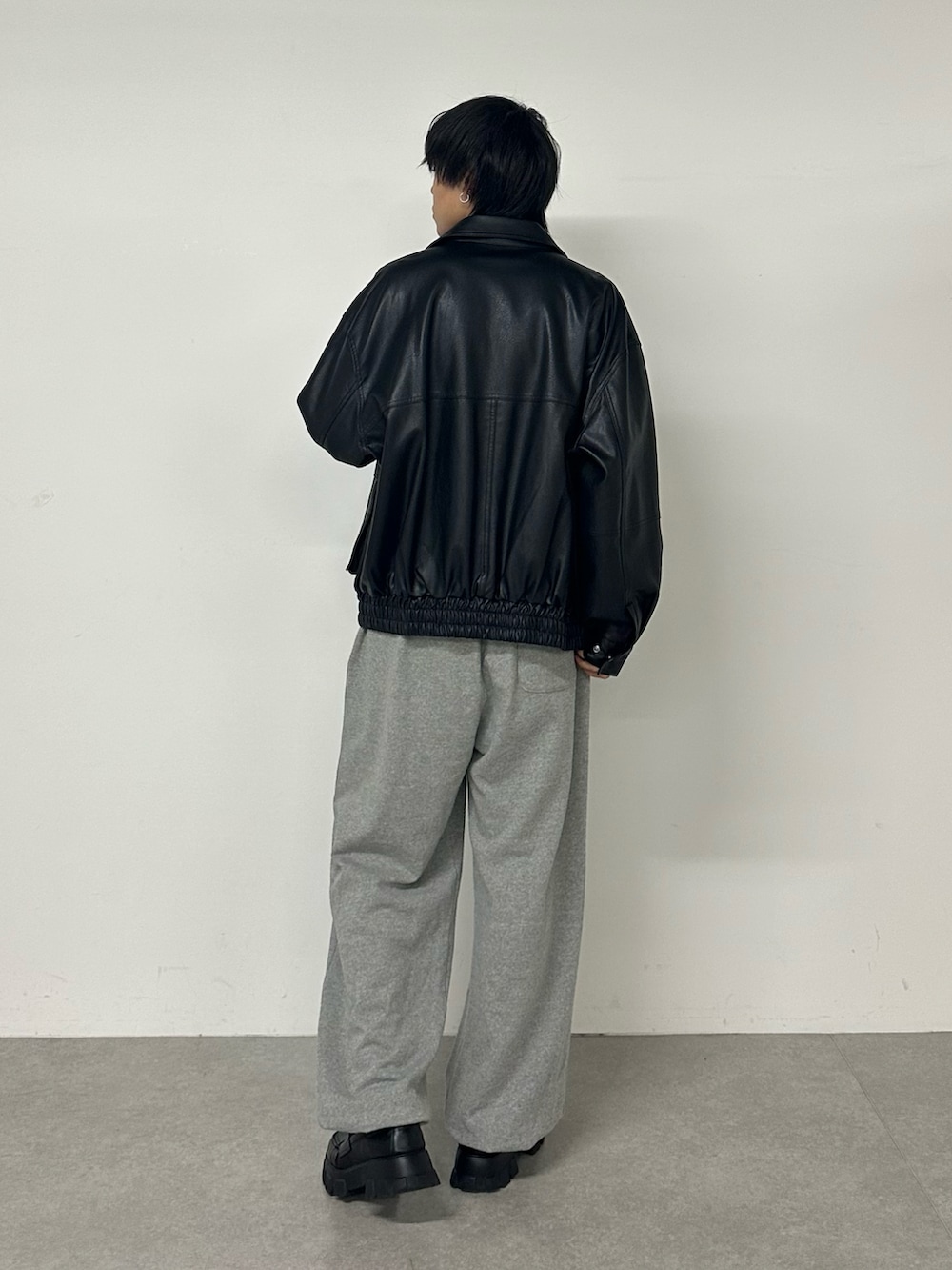 ブラック系のブルゾン、グレー系のスウェットパンツ、ブラック系のTシャツ/カットソーを着用したメンズの秋コーディネートの3枚目の写真