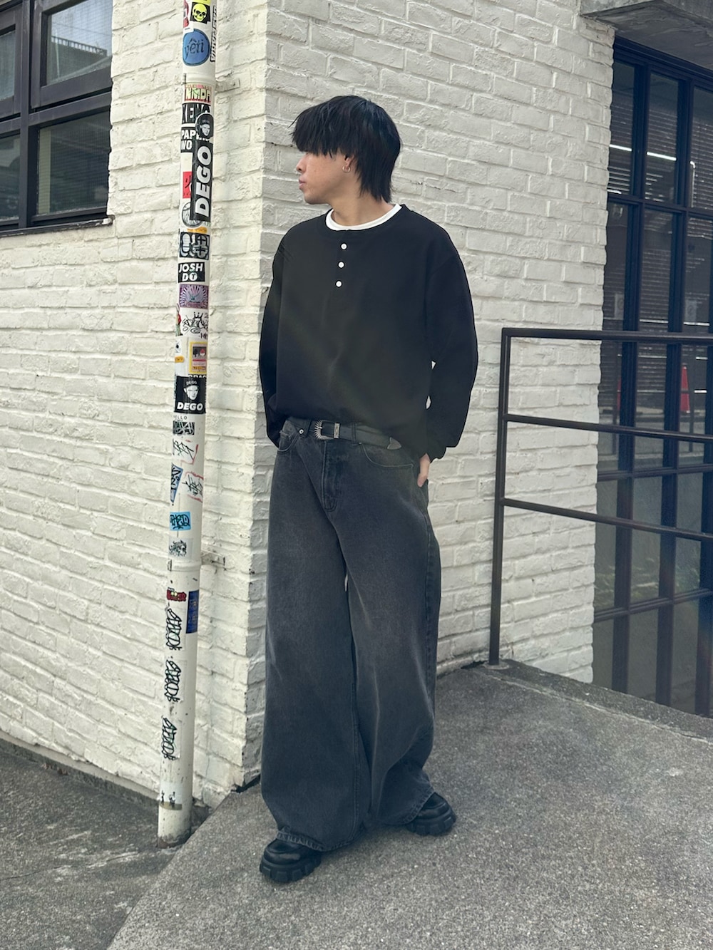 ブラック系のTシャツ/カットソー、ブラック系のデニムパンツ、ブラック系のベルトを着用したメンズの冬コーディネートの5枚目の写真