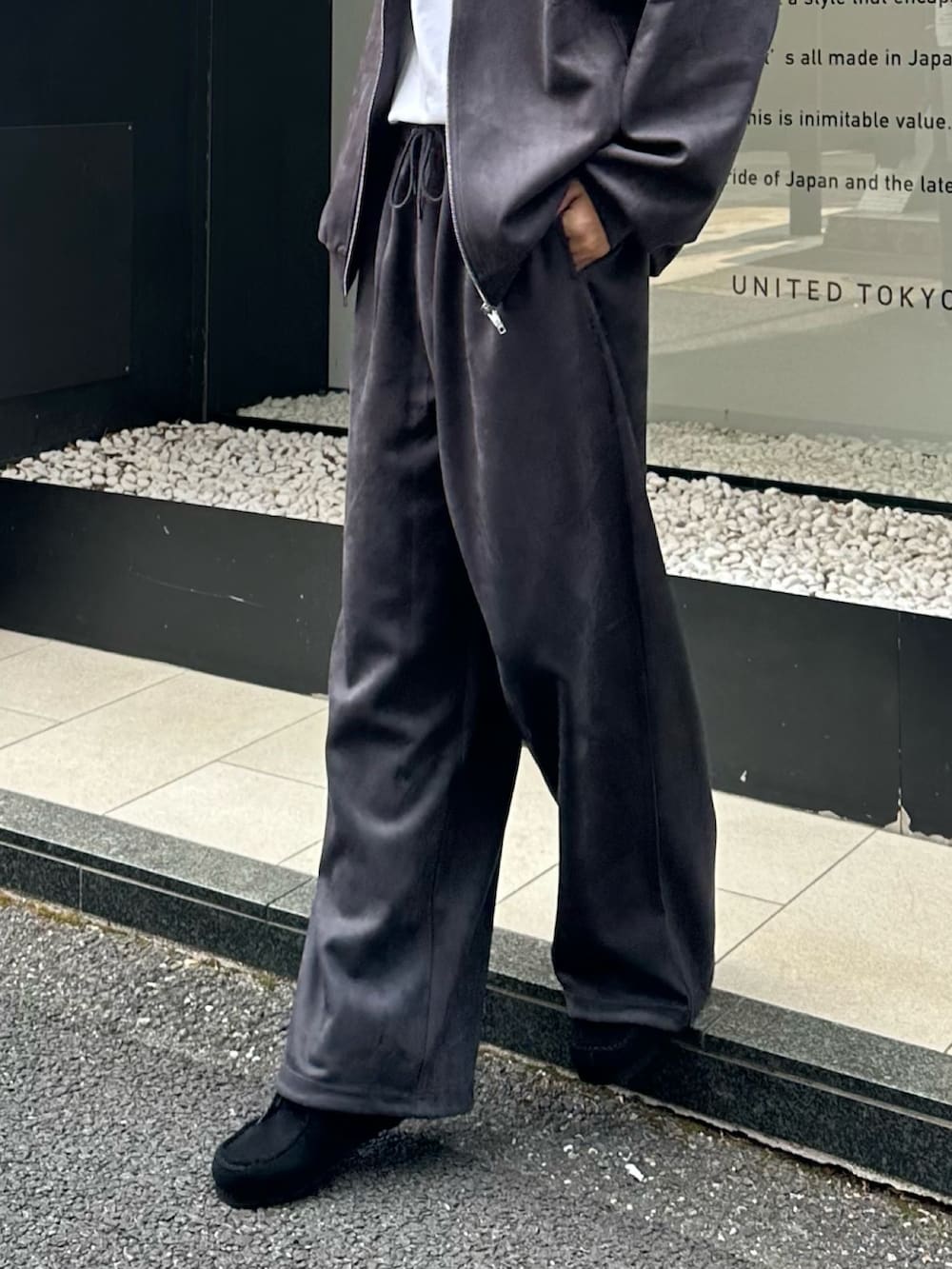 グレー系のパーカー、グレー系のスウェットパンツを着用したメンズの夏コーディネートの4枚目の写真