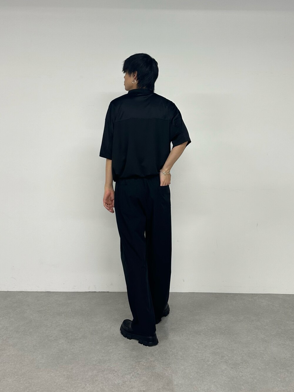 ブラック系のTシャツ/カットソー、ブラック系のその他パンツを着用したメンズの夏コーディネートの3枚目の写真