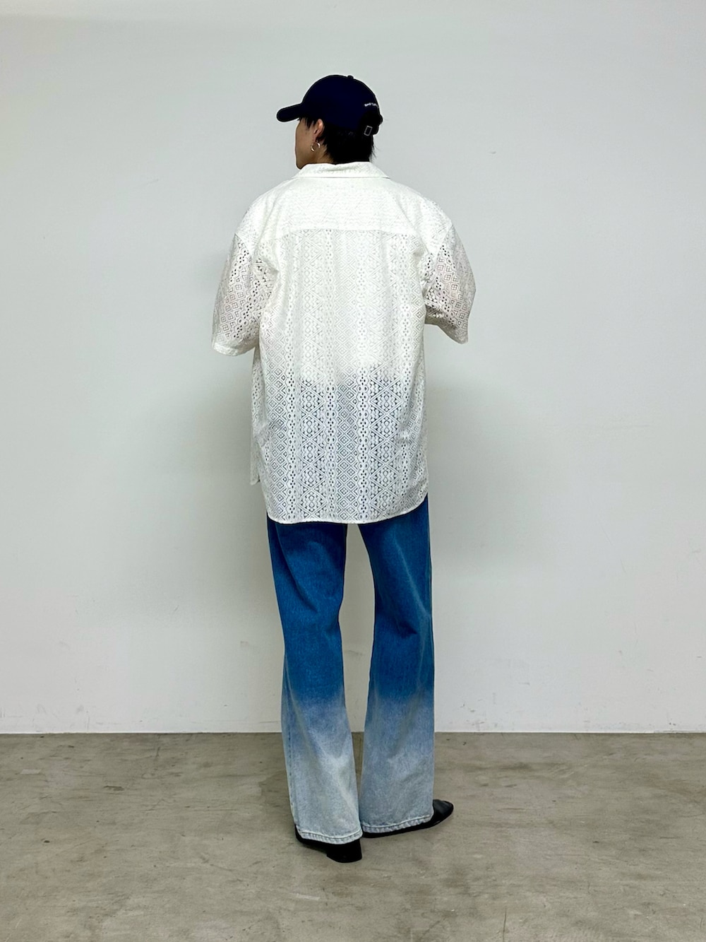 ホワイト系のシャツ/ブラウス、ブルー系のキャップを着用したメンズの春コーディネートの3枚目の写真