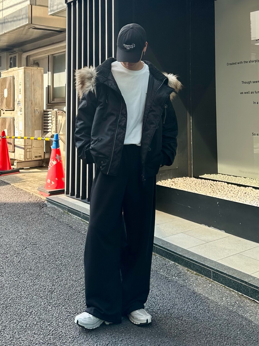 ブラック系のその他アウター、ブラック系のスウェットパンツ、ブラック系のキャップを着用したメンズの秋コーディネートの5枚目の写真