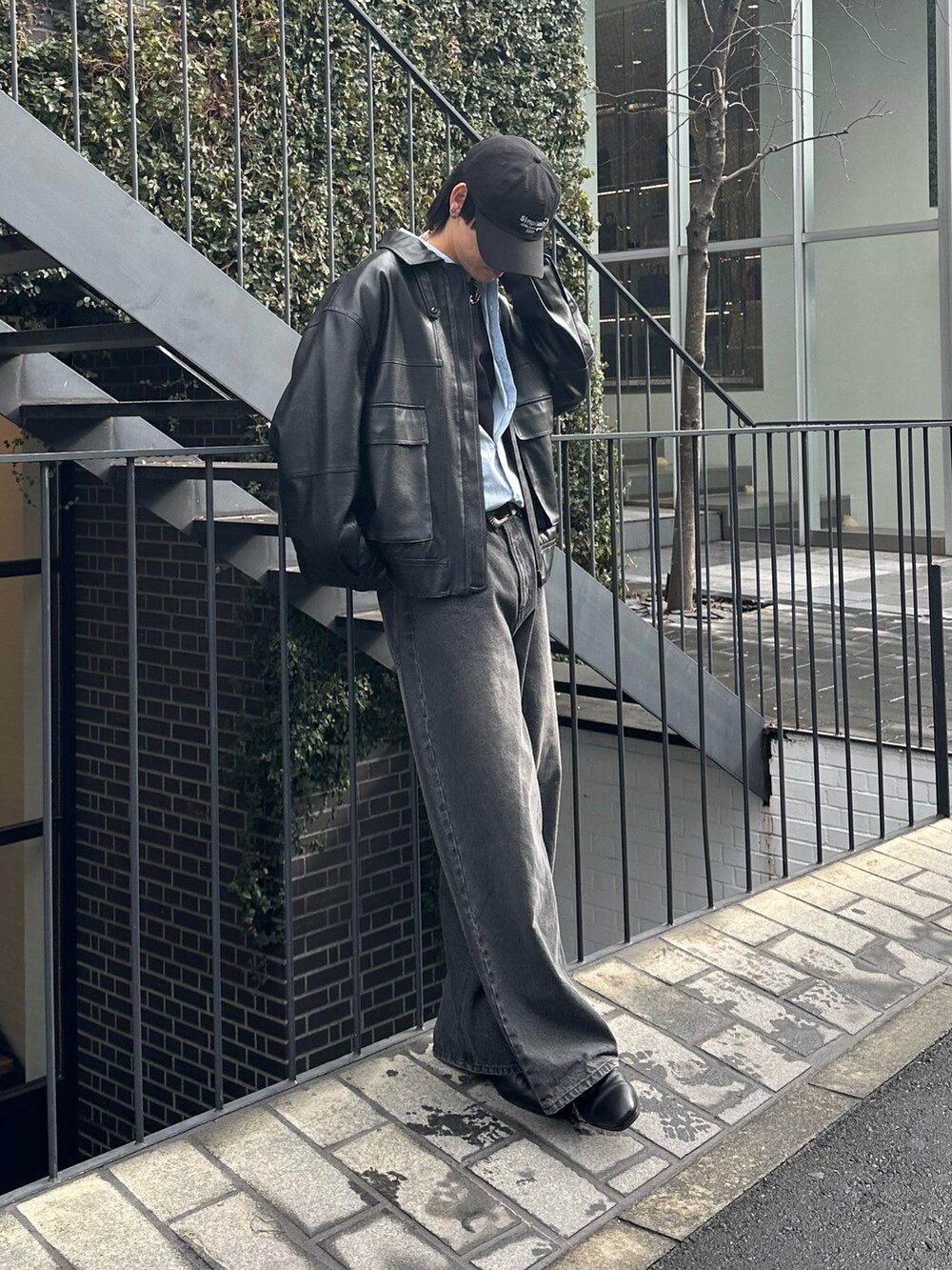 ブラック系のブルゾン、ブラック系のデニムパンツ、ブラック系のキャップを着用したメンズの冬コーディネートの2枚目の写真