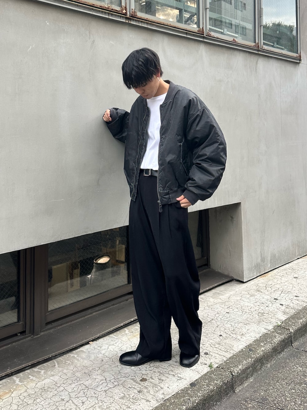 ブラック系のブルゾン、ブラック系のスラックス、ブラック系のベルトを着用したメンズの秋コーディネートの2枚目の写真