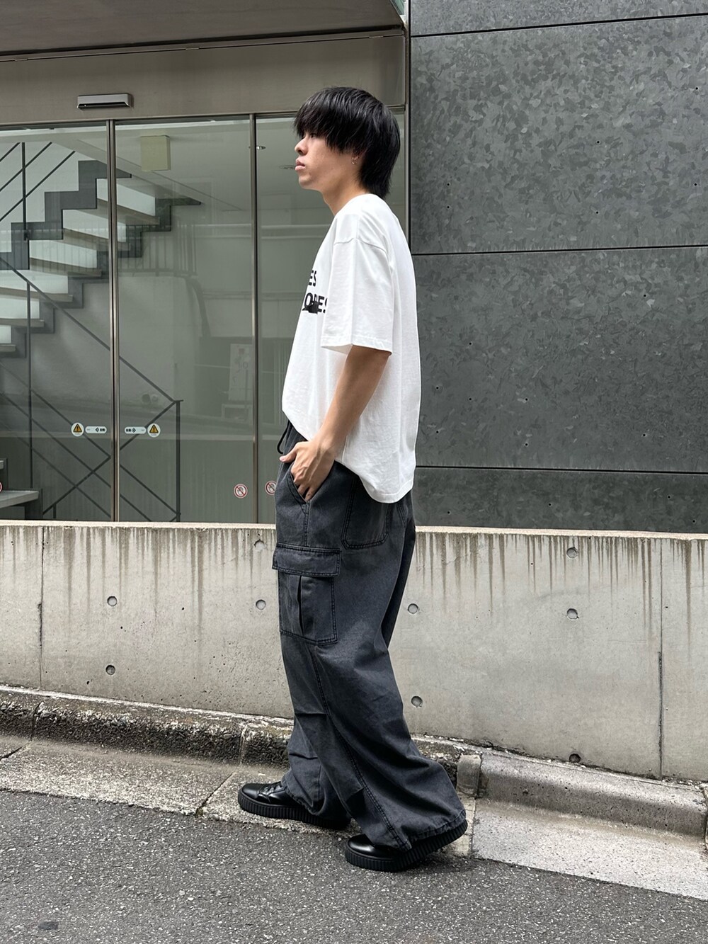 ホワイト系のTシャツ/カットソー、ブラック系のデニムパンツを着用したメンズの春コーディネートの4枚目の写真