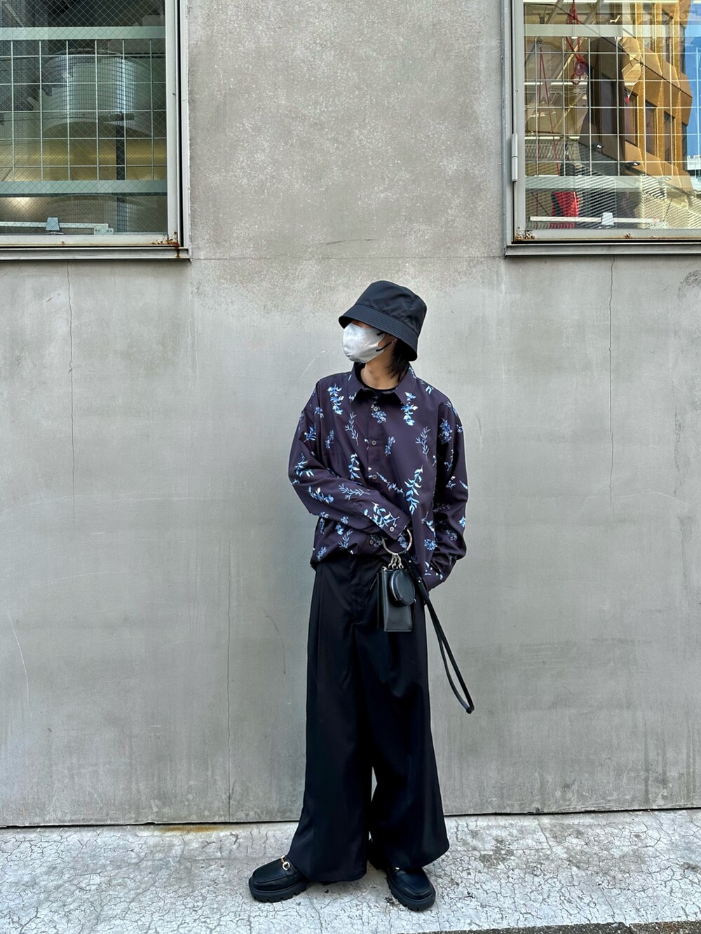 ブラック系のシャツ/ブラウス、ブラック系のその他パンツ、ブラック系のローファーを着用したメンズの春コーディネートの2枚目の写真