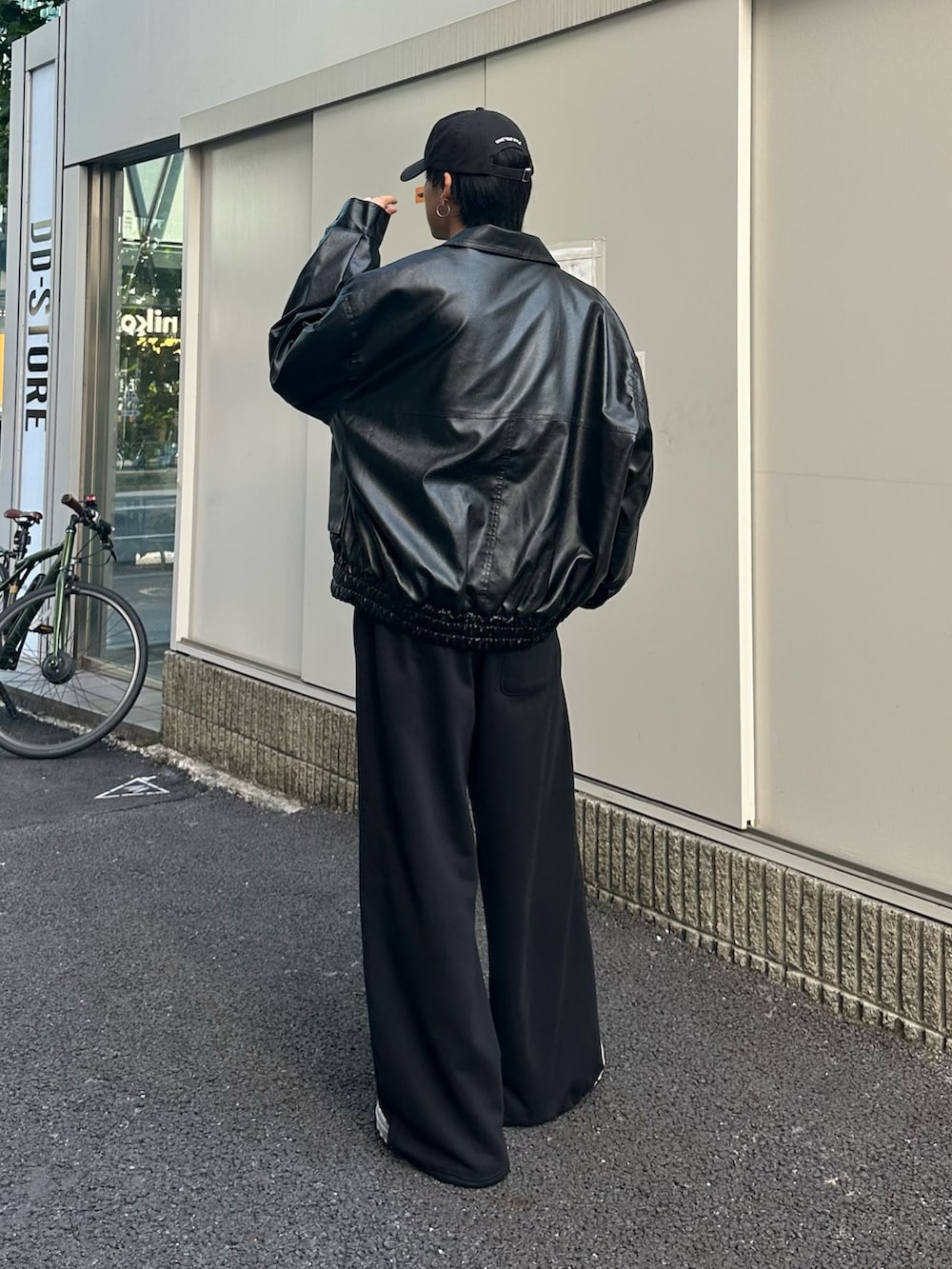 ブラック系のブルゾン、ブラック系のスウェットパンツ、ブラック系のキャップを着用したメンズの秋コーディネートの3枚目の写真