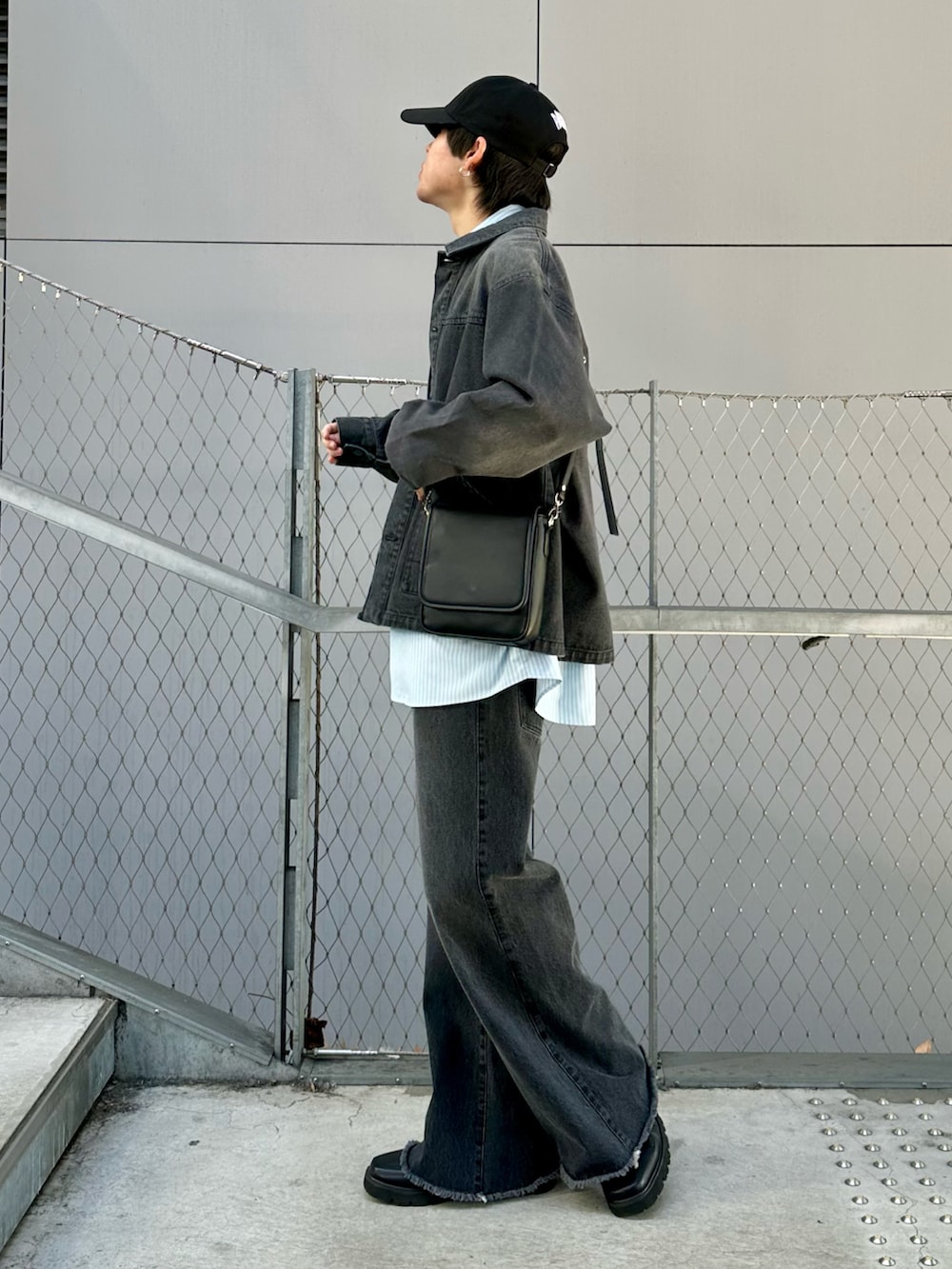 ブラック系のデニムジャケット、ブルー系のシャツ/ブラウス、ブラック系のデニムパンツを着用したメンズの冬コーディネートの3枚目の写真