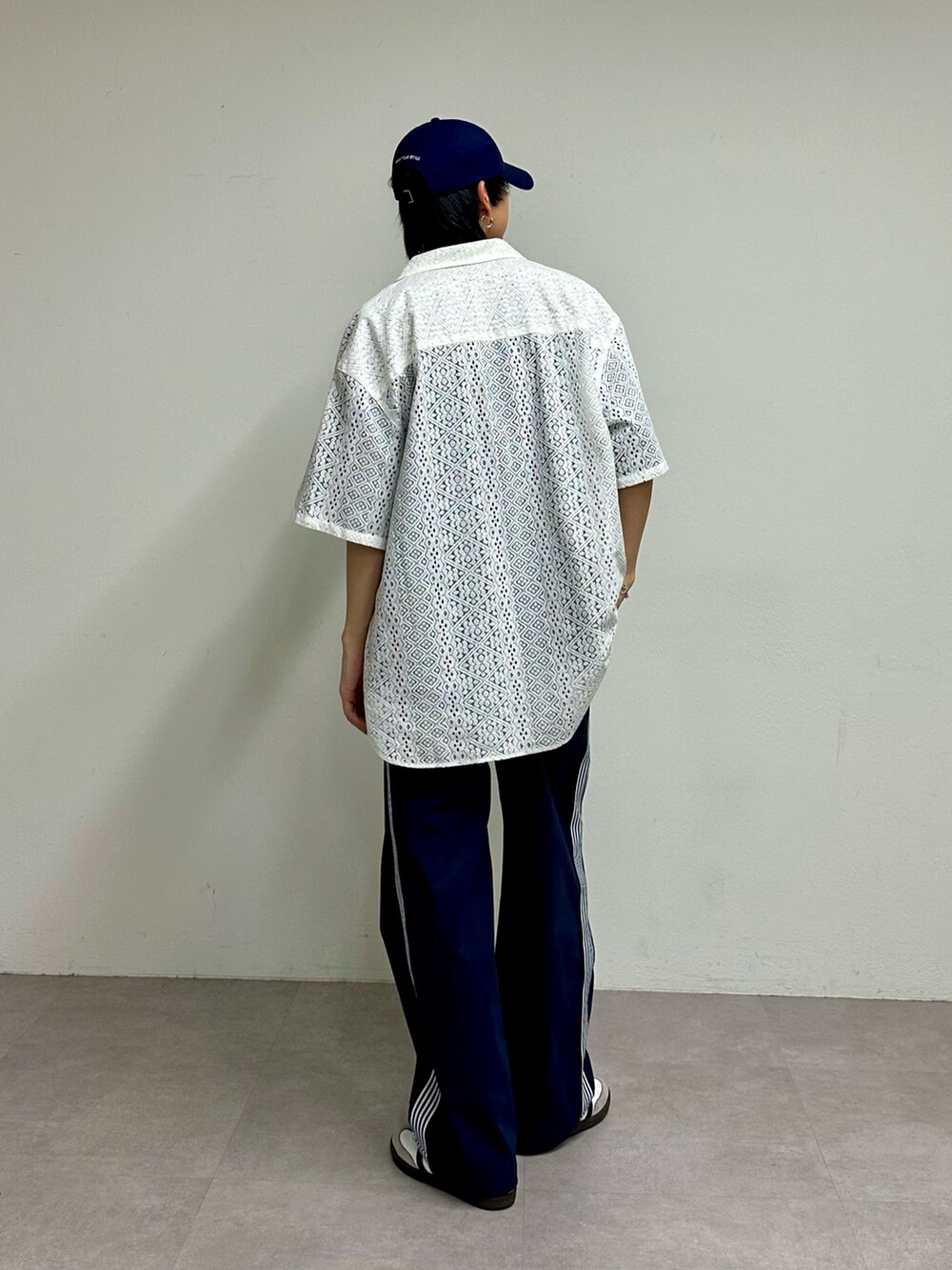 ホワイト系のシャツ/ブラウス、ブラック系のTシャツ/カットソー、ブルー系のその他パンツを着用したメンズの春コーディネートの3枚目の写真