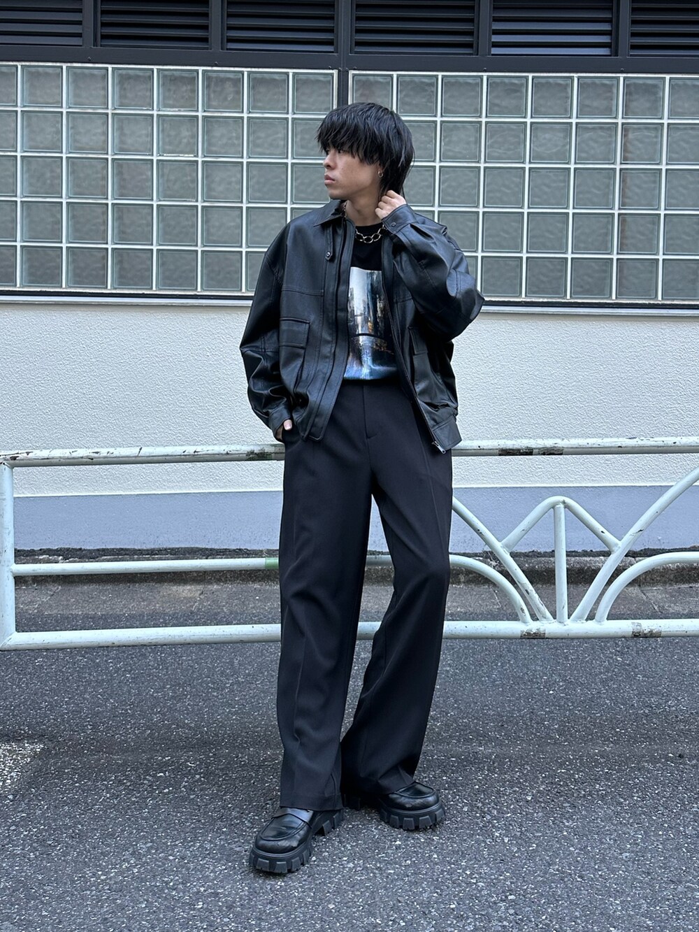 ブラック系のブルゾン、ブラック系のTシャツ/カットソー、ブラック系のスラックスを着用したメンズの冬コーディネートの4枚目の写真