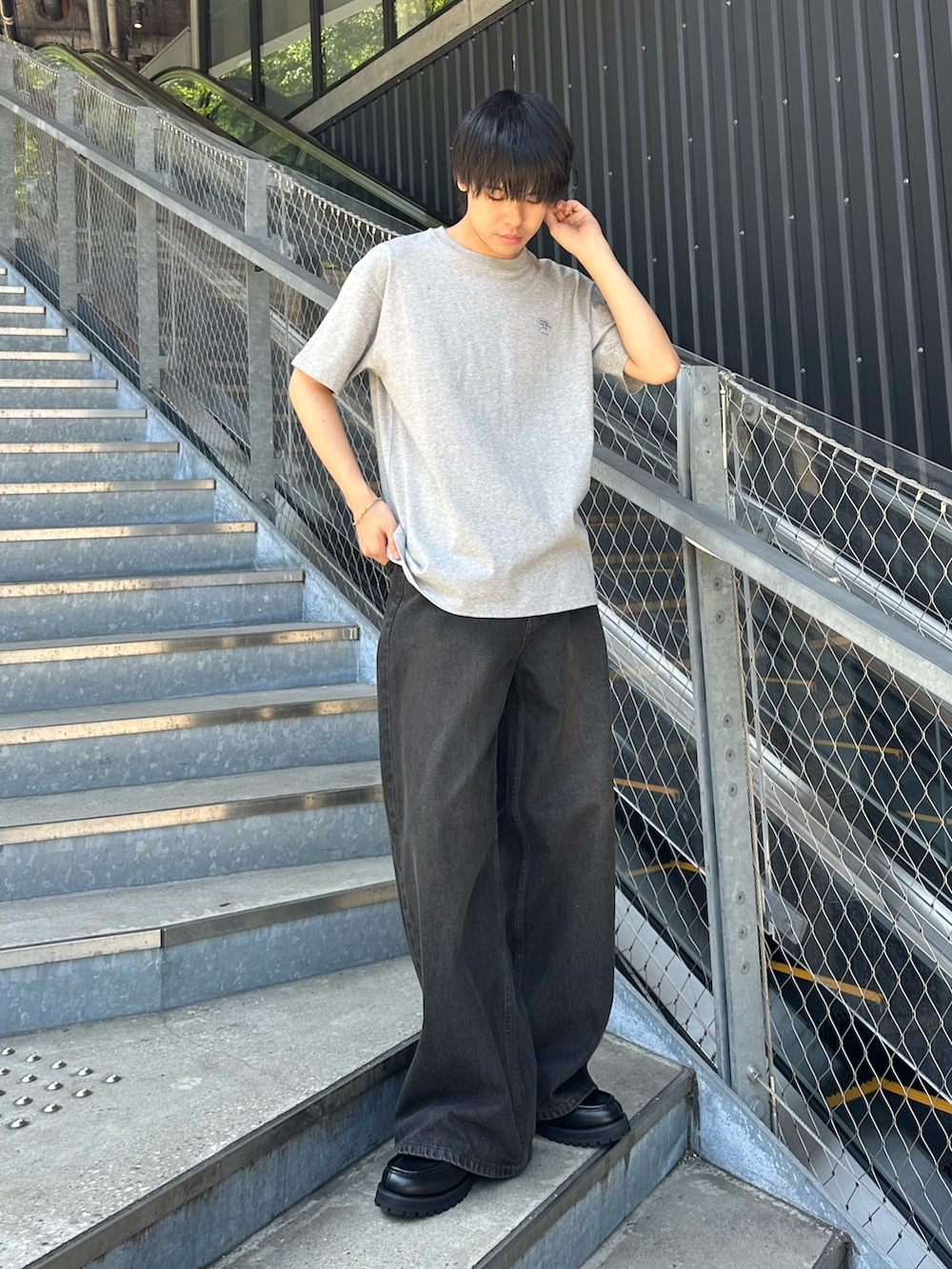 ブラック系のデニムパンツを着用したメンズの夏コーディネートの3枚目の写真