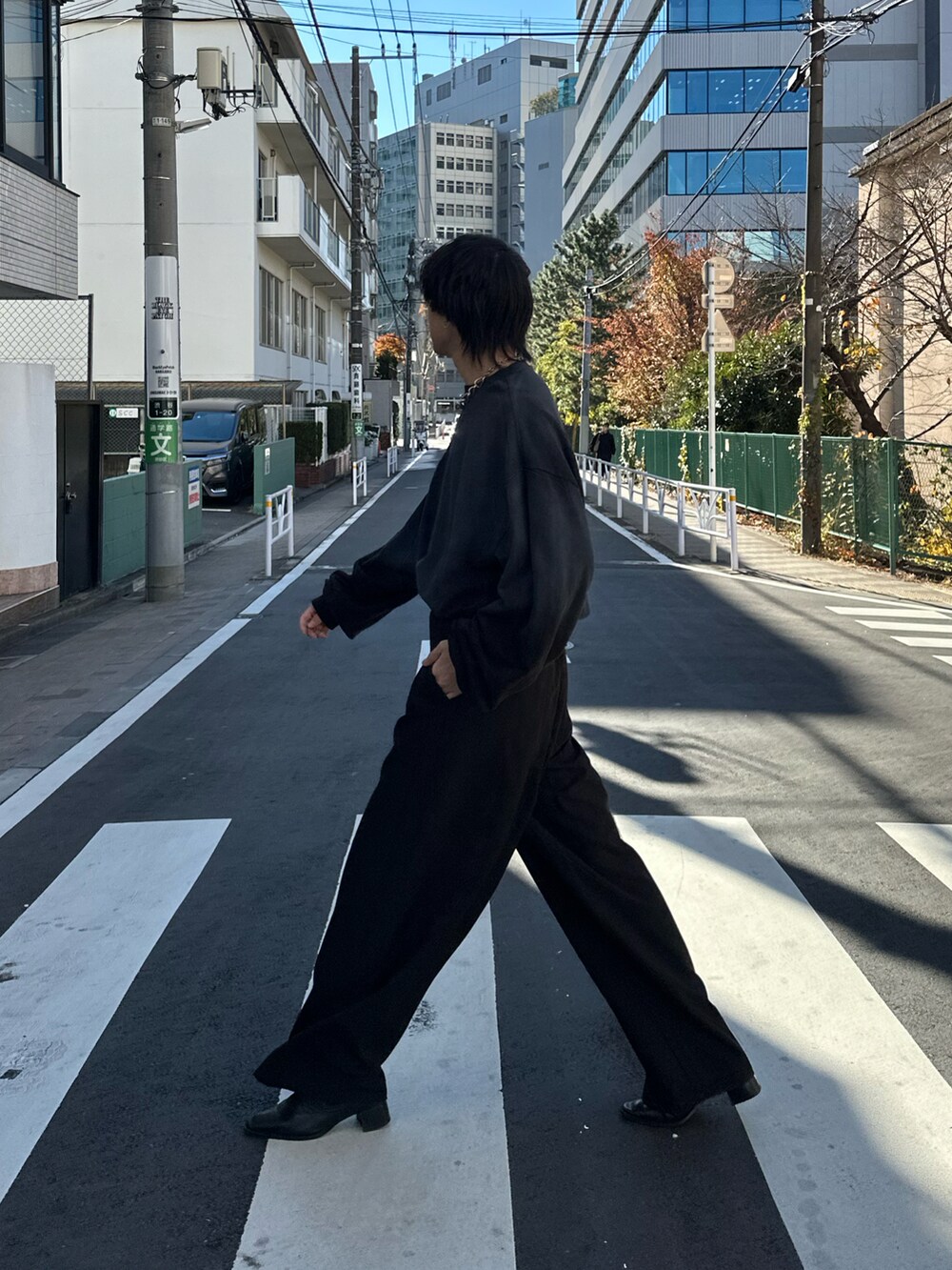 ブラック系のスウェット、ブラック系のスラックス、ブラック系のデニムジャケットを着用したメンズの冬コーディネートの5枚目の写真