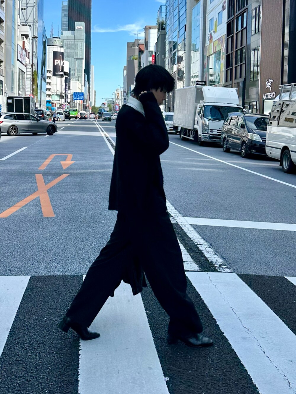 ブラック系のカーディガン/ボレロ、ブラック系のスラックスを着用したメンズの秋コーディネートの2枚目の写真