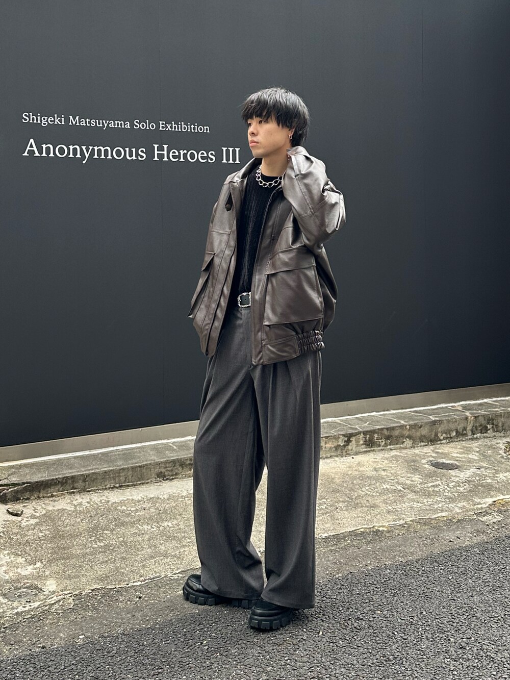 ブラック系のブルゾン、ブラック系のTシャツ/カットソーを着用したメンズの冬コーディネートの2枚目の写真