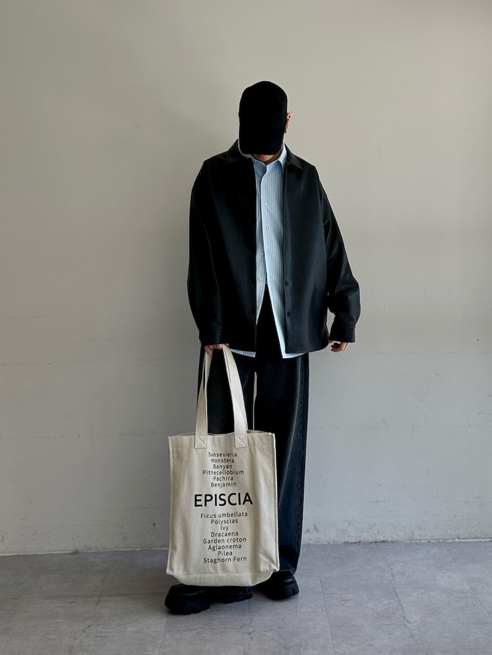 ブラック系のシャツ/ブラウス、ブルー系のシャツ/ブラウス、ブラック系のデニムパンツを着用したメンズの春コーディネートの2枚目の写真