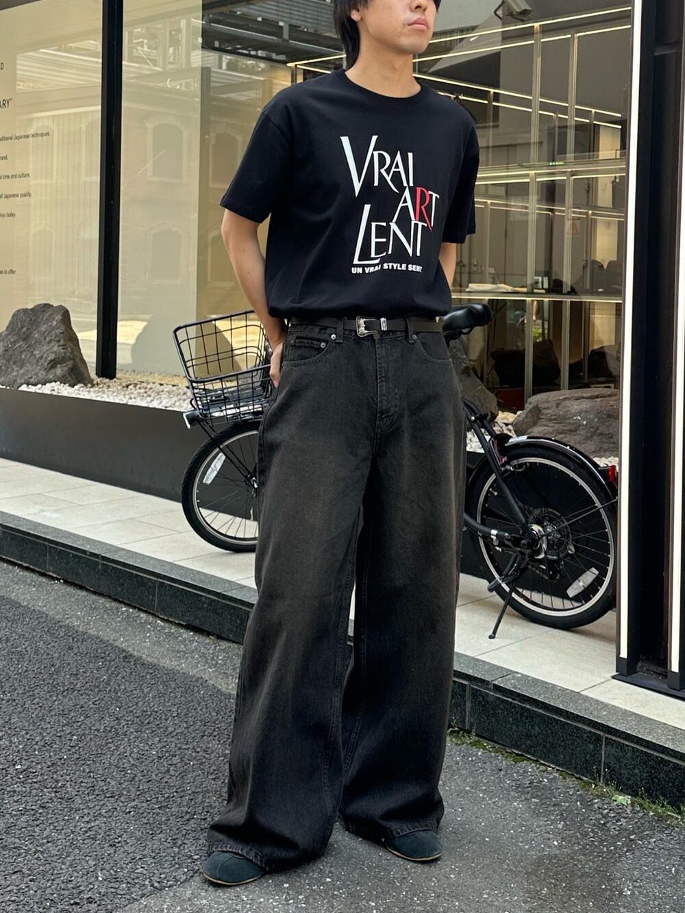 ホワイト系のTシャツ/カットソー、ブラック系のデニムパンツ、ブラック系のベルトを着用したメンズの夏コーディネートの3枚目の写真