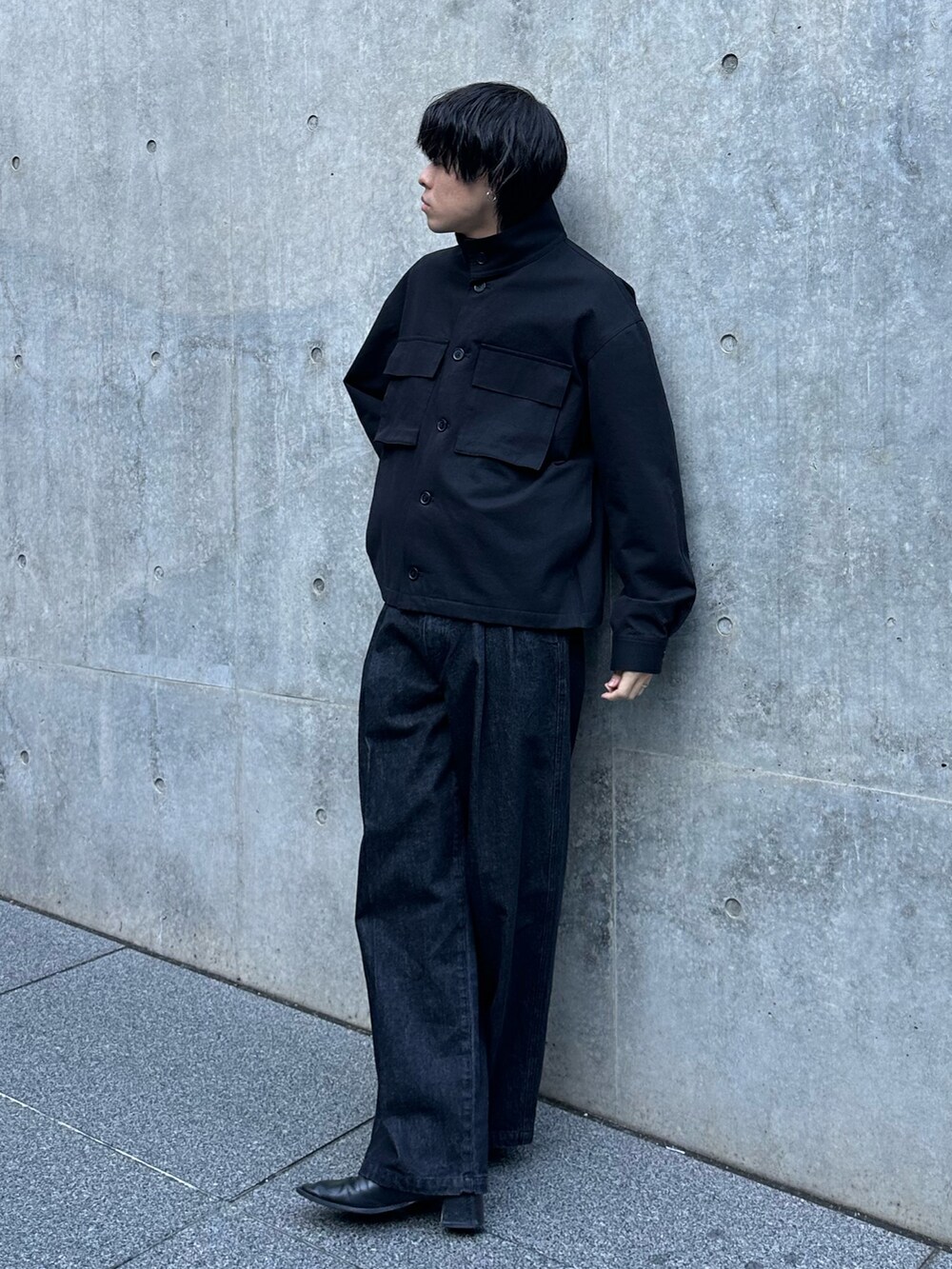 ブラック系のその他アウター、ブラック系のデニムパンツを着用したメンズの冬コーディネートの5枚目の写真