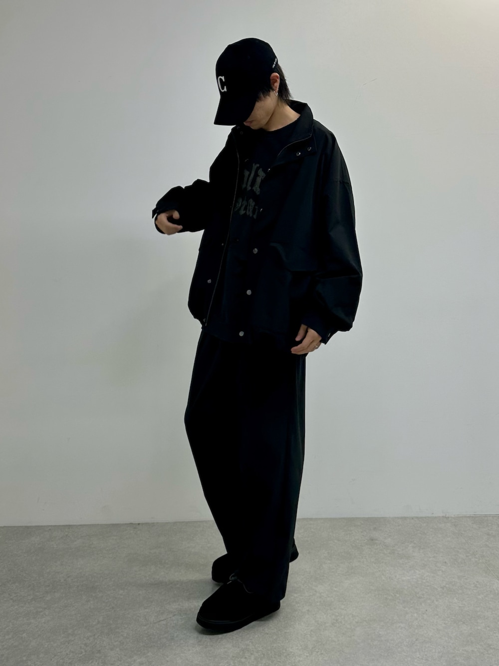 ブラック系のその他パンツ、ブラック系のモカシン/デッキシューズ、ブラック系のブルゾンを着用したメンズの秋コーディネートの4枚目の写真