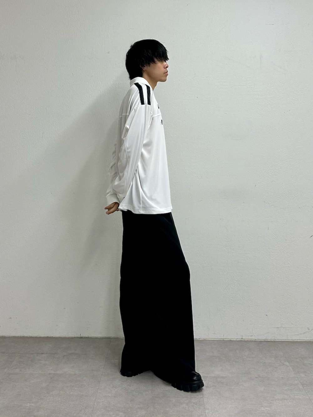 ホワイト系のTシャツ/カットソー、ブラック系のその他パンツを着用したメンズの夏コーディネートの2枚目の写真