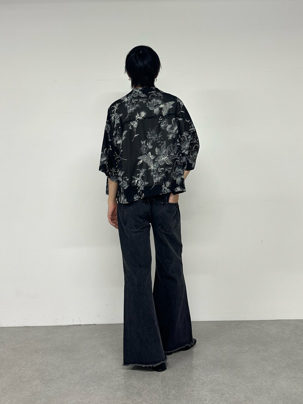 ブラック系のシャツ/ブラウス、ホワイト系のTシャツ/カットソー、ブラック系のデニムパンツを着用したメンズの夏コーディネートの3枚目の写真