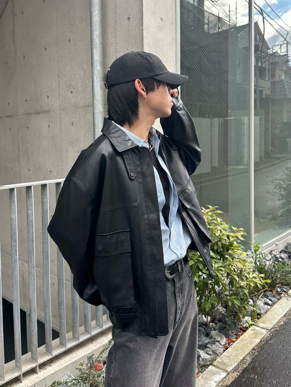 ブラック系のブルゾン、ブラック系のデニムパンツ、ブラック系のキャップを着用したメンズの冬コーディネートの3枚目の写真