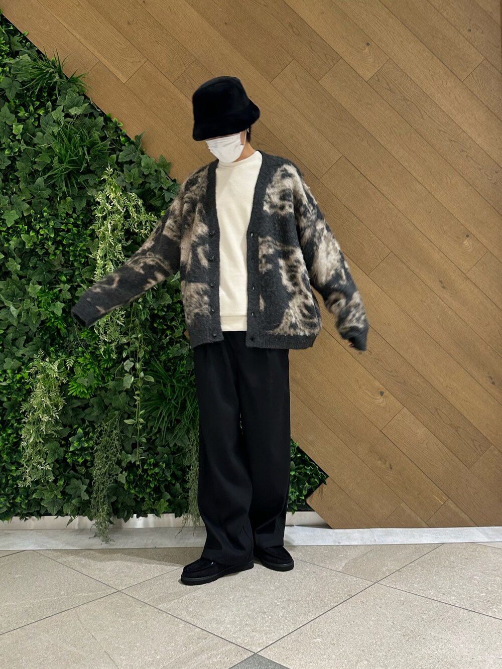 ブラック系のカーディガン/ボレロ、ホワイト系のTシャツ/カットソー、ブラック系のその他パンツを着用したメンズの秋コーディネートの3枚目の写真