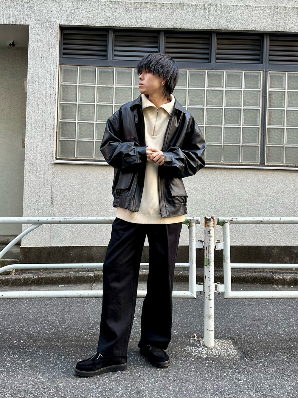 ブラック系のブルゾン、ホワイト系のニット/セーター、ブラック系のその他パンツを着用したメンズの冬コーディネートの3枚目の写真