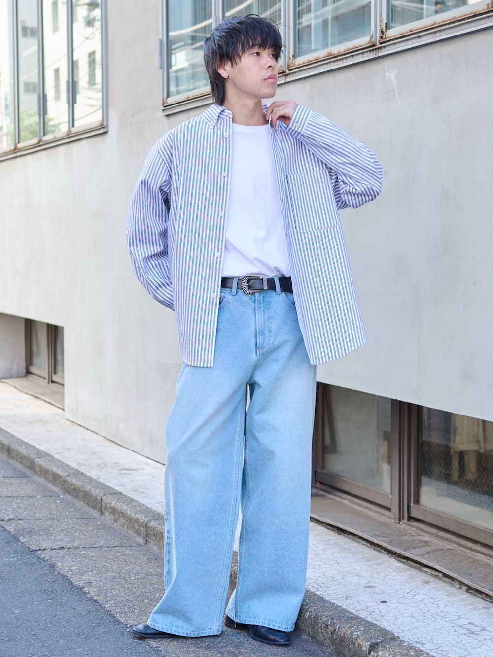ホワイト系のシャツ/ブラウス、ブルー系のデニムパンツ、ブラック系のベルトを着用したメンズの春コーディネートの5枚目の写真