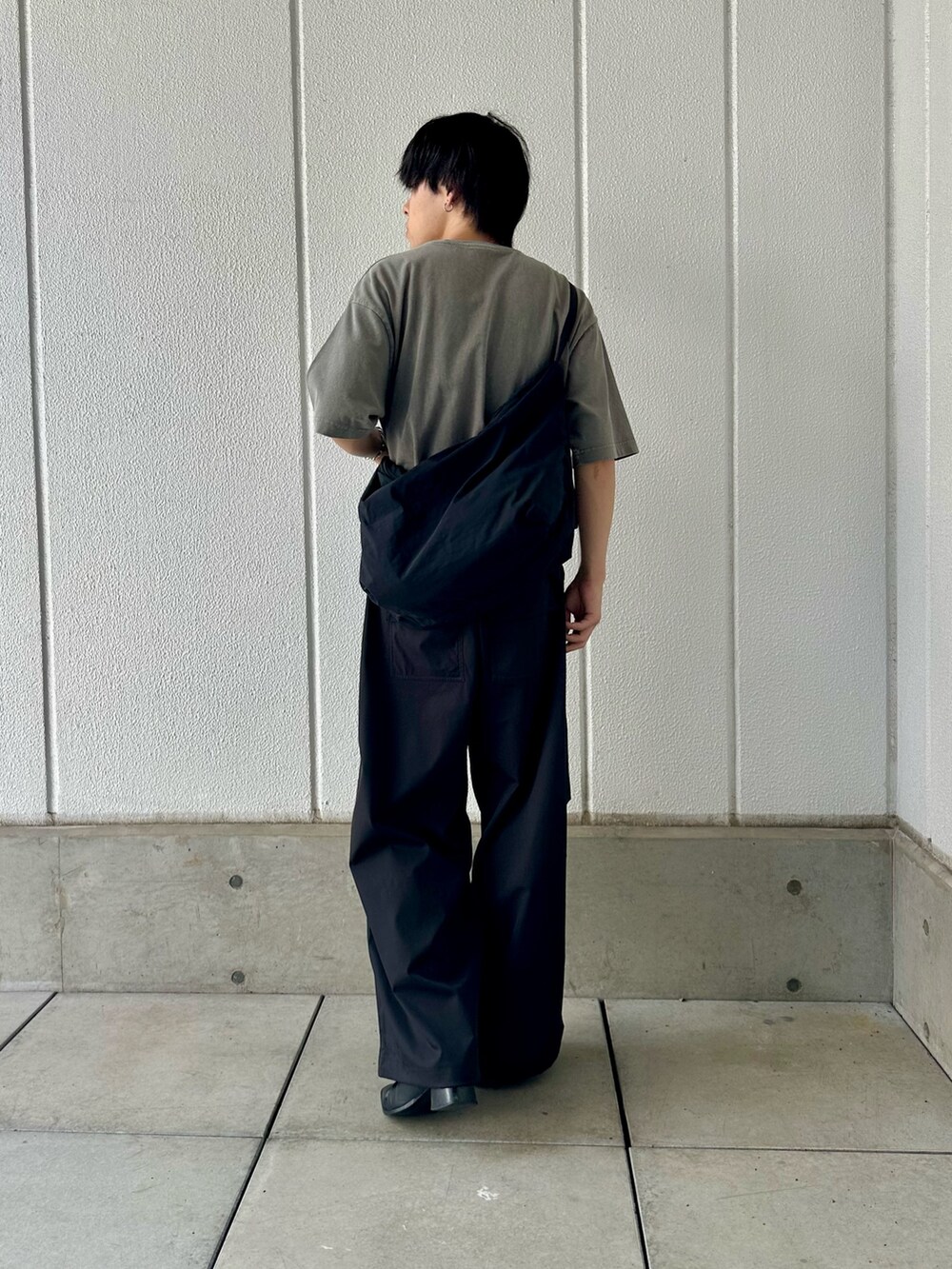 ブラック系のその他パンツ、ブラック系のショルダーバッグ、グレー系のTシャツ/カットソーを着用したメンズの夏コーディネートの3枚目の写真